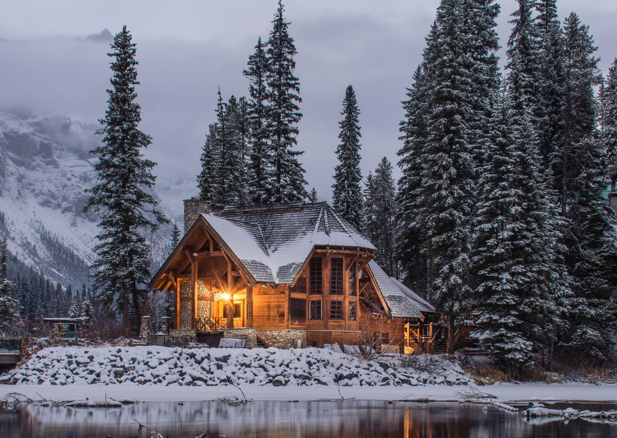 Chalet in een sneeuwlandschap