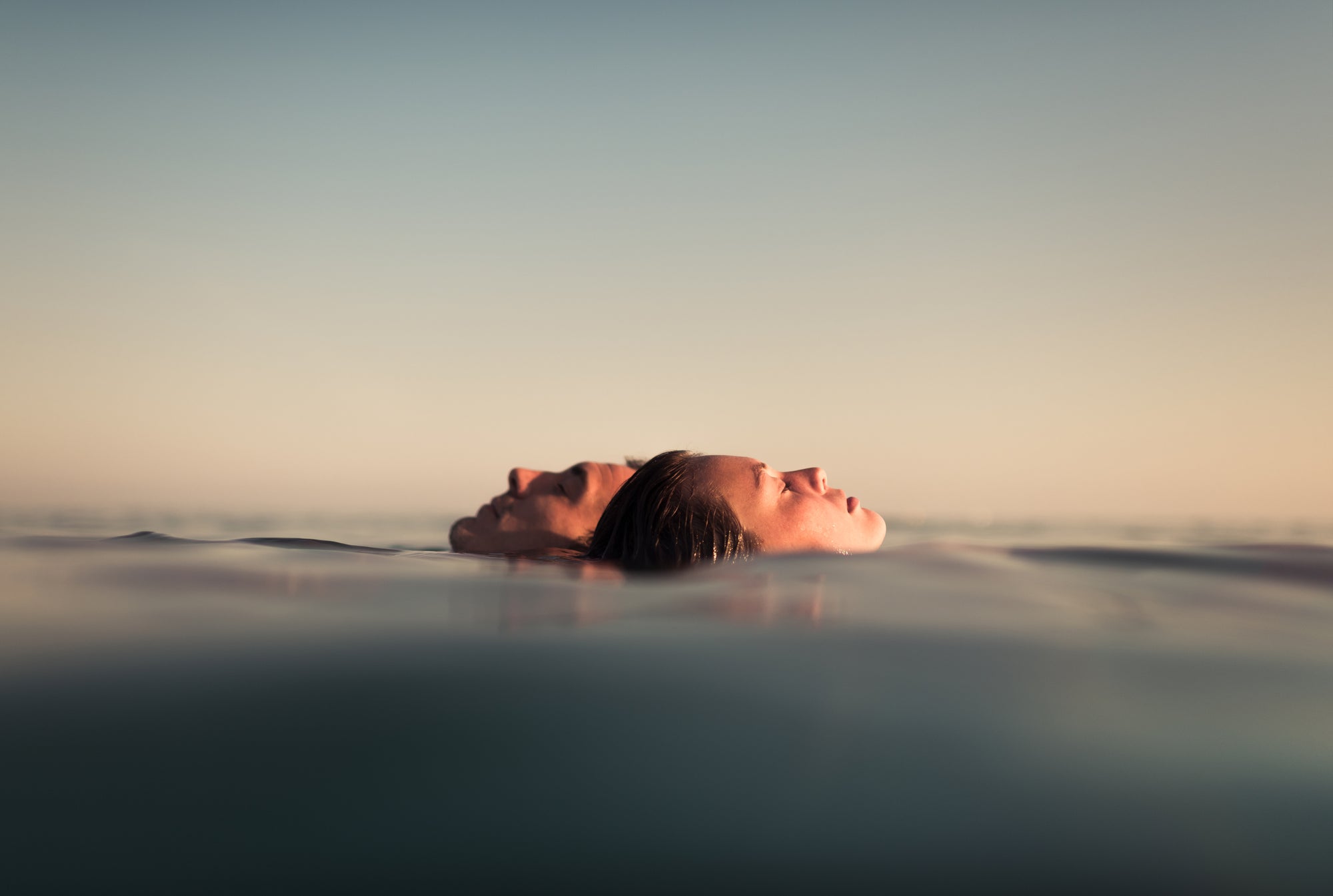 Dromen met diegene die je liefhebt in het water tijdens de zonsondergang