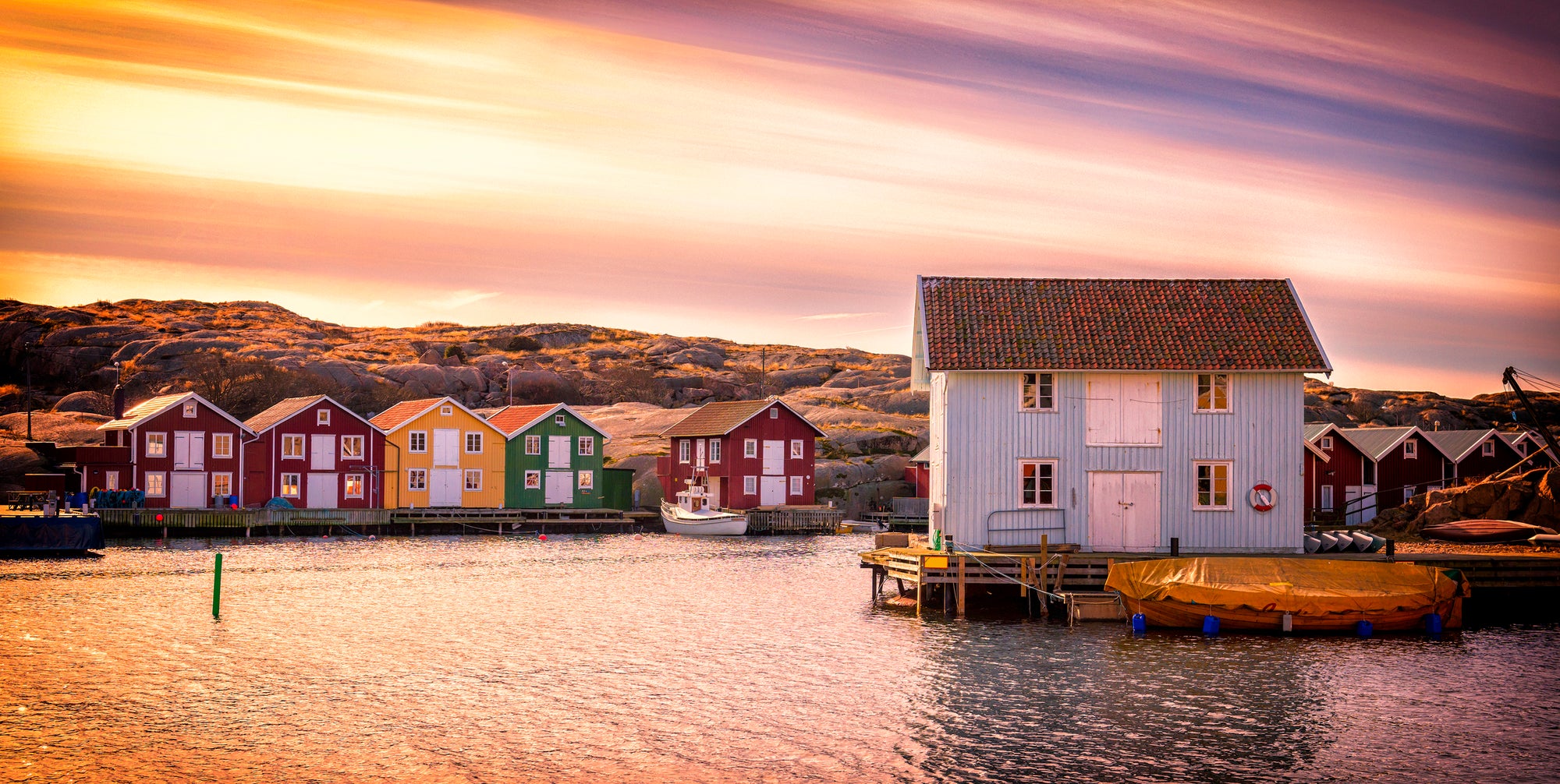 Gekleurde huisjes op het water tijdens de zonsondergang