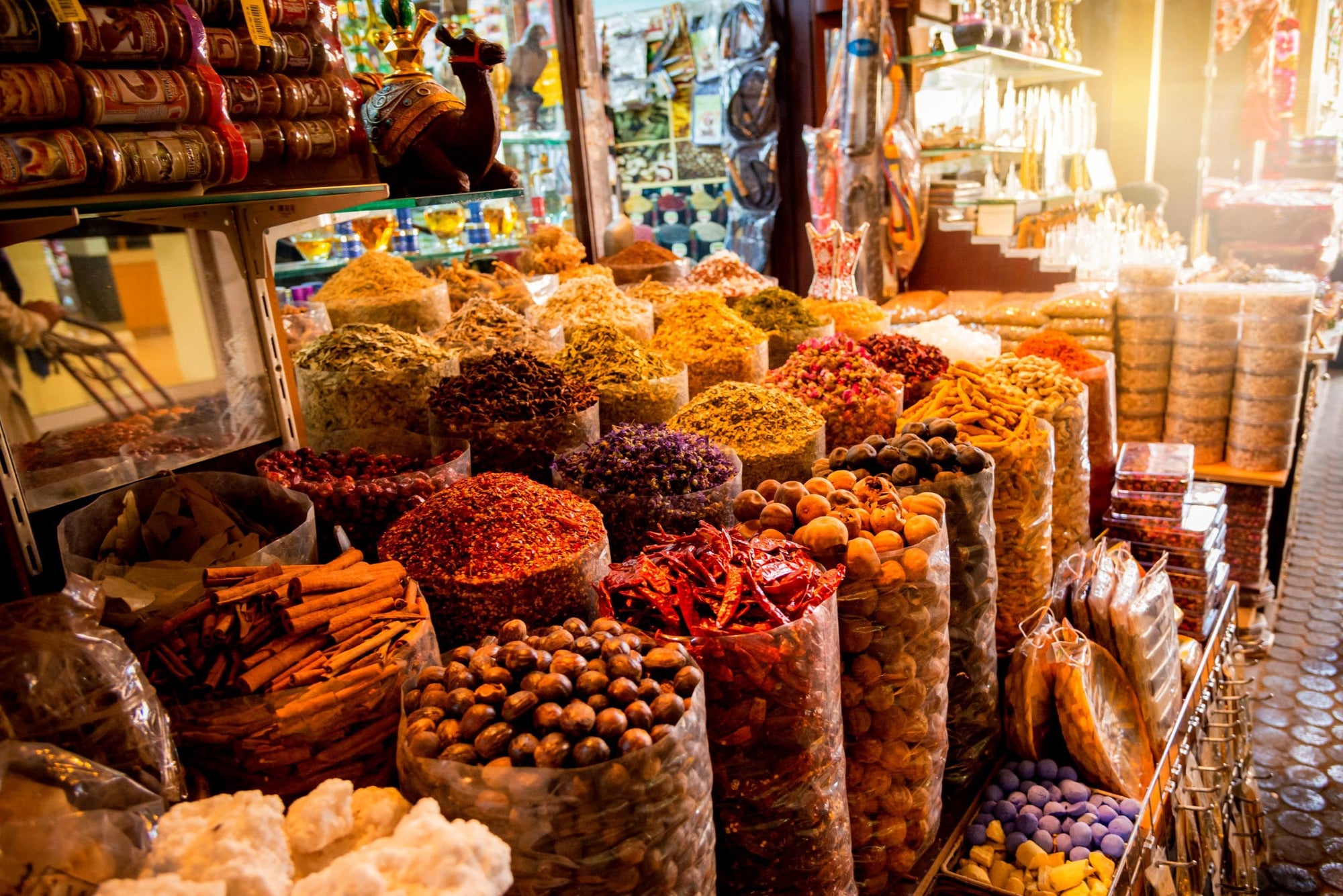 Verschillende exotische kruiden in de Souks in Marrakech